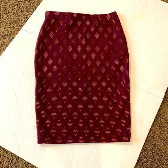 Zara maroon print pencil midi skirt Front slit Size L Geometric Stretchy - Picture 3 of 11